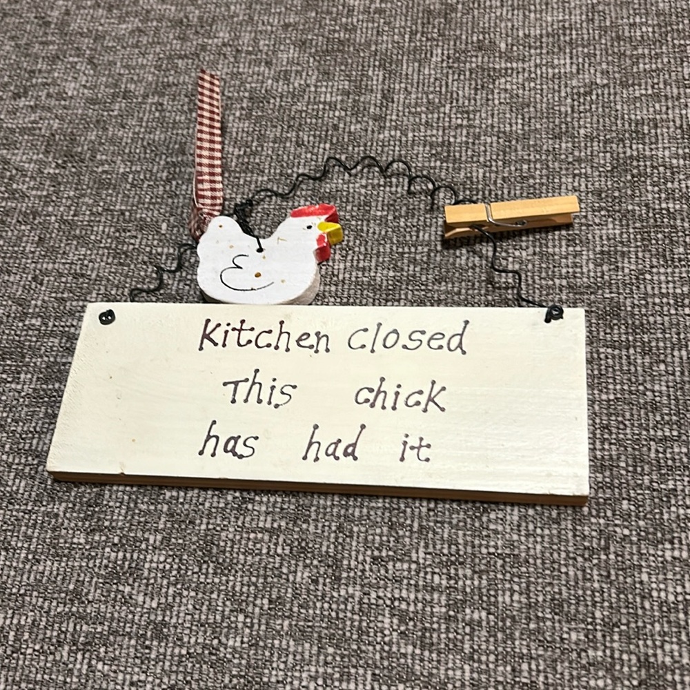 “Kitchen closed” wood sign with wire hanger 7x6